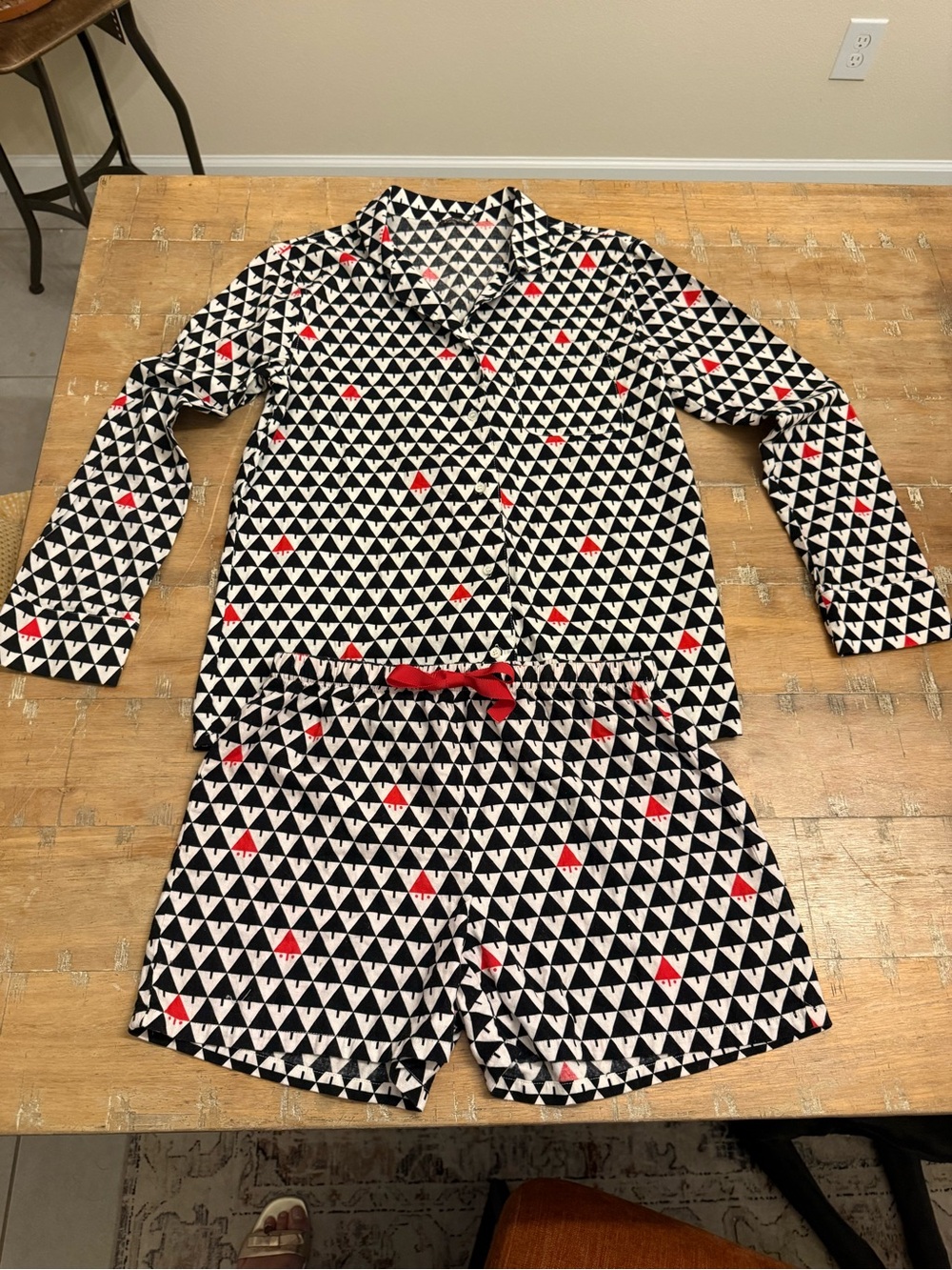 NWOT J. McLaughlin 100% Cotton Black, White & Red Triangle Christmas Pajama Set